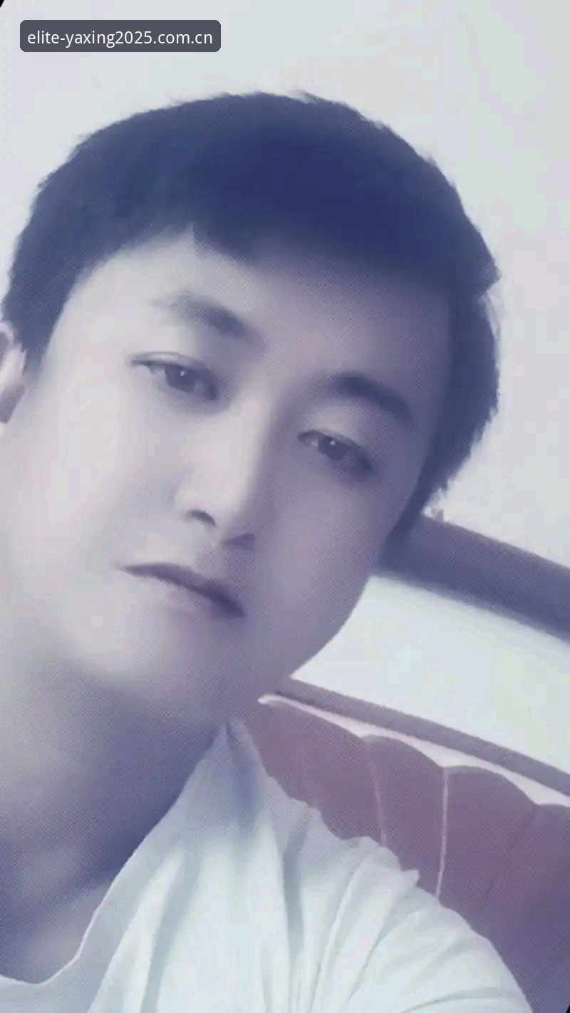 亚星娱乐中国首页使用指南 去年秋天,我一个做体育分析的朋友老刘,半夜给我发来一条消息,说发现个有意思的事。他在研究一场英超南安普敦对布伦特福德的赛前数据时,点开了一个链接,结果页面加载之快让他愣了一下。他形容那种感觉,就像你习惯了在泥泞的土路上骑自行车,突然有人给了你一条柏油马路。他说的那个入口,就是亚星娱乐中国首页。后来我问他,这条路真有那么顺滑?他回了一句话让我印象深刻:“你试一下就知道了,数据刷新跟呼吸一样自然。”于是,我带着半信半疑的态度,开始了自己的体验。